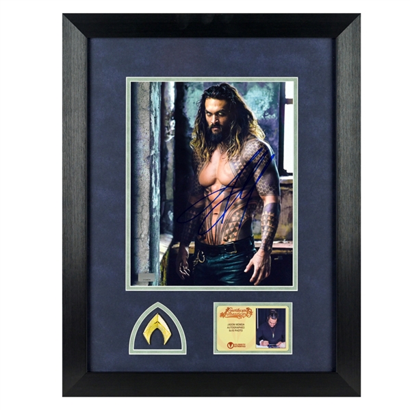 Jason Momoa Autographed Justice League Aquaman 8x10 Photo Framed Display with Collector Pin