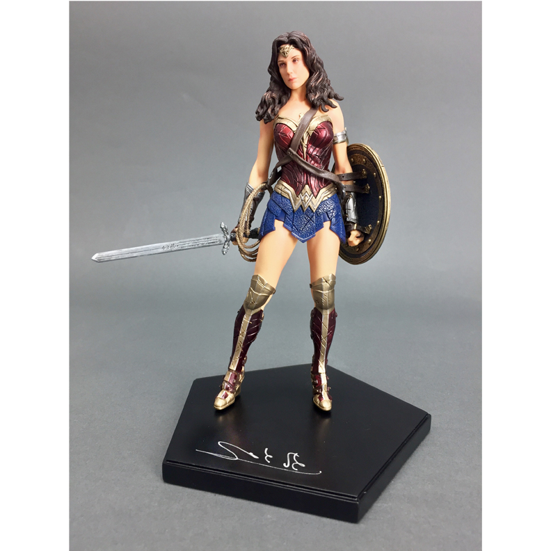 gal gadot wonder woman statue