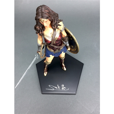 gal gadot wonder woman statue