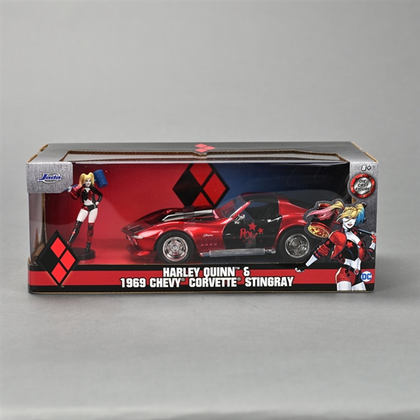 DC Comics 1:24 Scale 1969 Chevy Corvette Die-cast Car with 2.75" Harley Quinn Figure