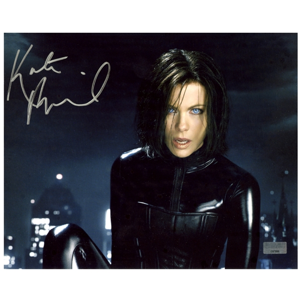 Kate Beckinsale Autographed Underworld Awakening Skyline 8×10 Photo