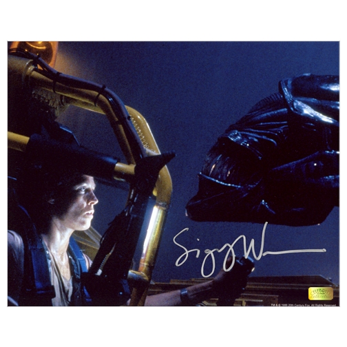 Sigourney Weaver Autographed Aliens Face Off 8x10 Photo